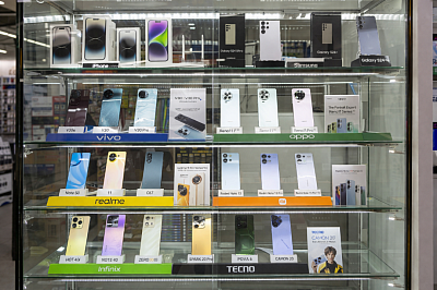 Etalase handphone di HS STORE berisi berbagai pilihan smartphone baru dan second yang siap digunakan. Setiap handphone sudah melalui pengecekan sebelum dijual sehingga pembeli tidak perlu khawatir dengan kondisi barang. Kami menyediakan berbagai merek dan tipe handphone dengan harga yang terjangkau serta bisa COD maupun pengiriman.